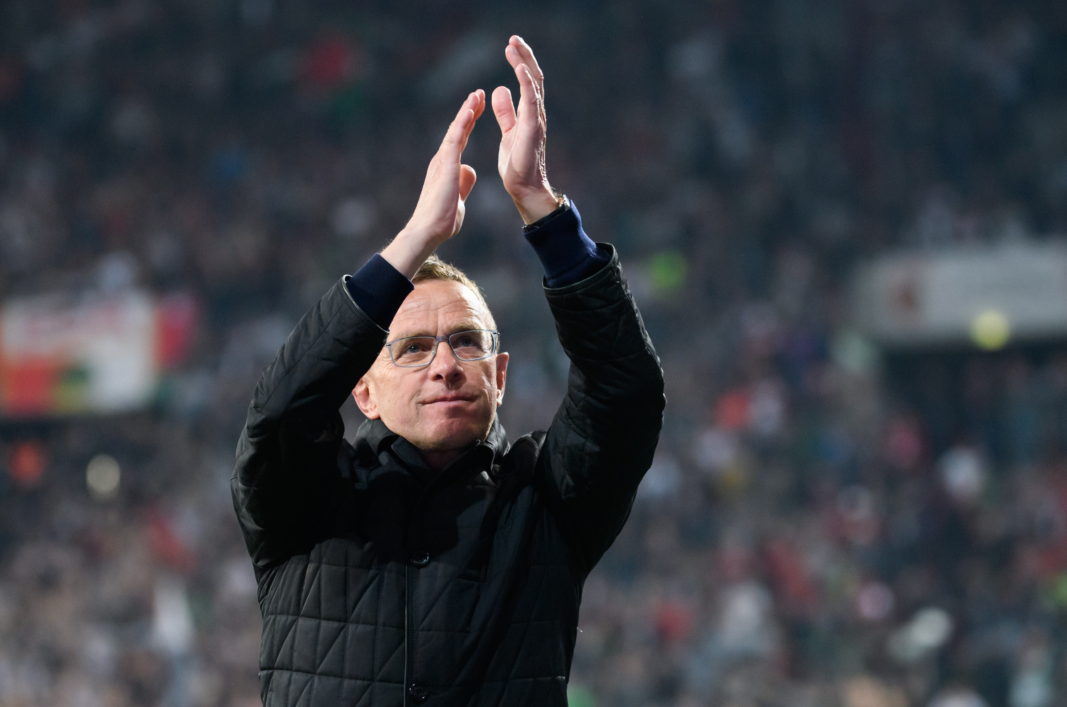 转会期德国杯传出新动向；莱比锡回应争议；管理层表态：球迷炸锅；资深球员宣示担当的简单介绍-开云